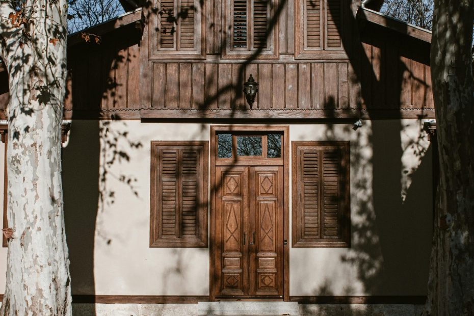 pintu kayu