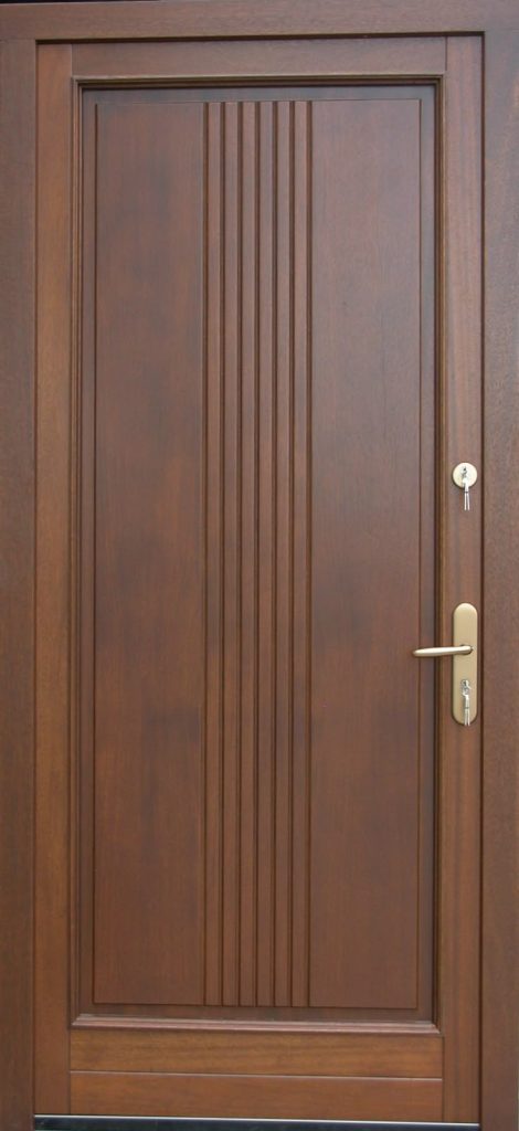Pintu kayu standar dan sederhana dengan corak modern